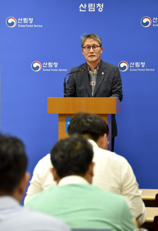 김재현 산림청장이 26일 정부대전청사에서 '공공기관 및 특수법인 임직원 운영에 관한 기본원칙'에 대해 브리핑하고 있다.  산림청 제공